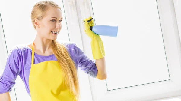 Νεαρή Νοικοκυρά Καθαρότερη Γυναίκα Πλυντήριο Παράθυρο Στο Σπίτι Χρησιμοποιώντας Απορρυπαντικό — Φωτογραφία Αρχείου