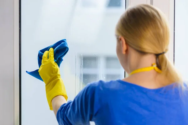 Mulher Usando Detergente Limpeza Pano Para Limpar Vidro Janela Casa — Fotografia de Stock