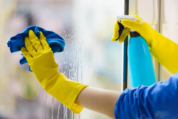 Mano Femenina Guantes Amarillos Limpiando Cristal Ventana Con Trapo Detergente —  Fotos de Stock