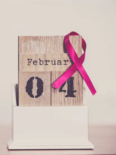 古老的日历与4二月世界乳腺癌日 日期与粉红的意识带 保健和医药概念 — 图库照片
