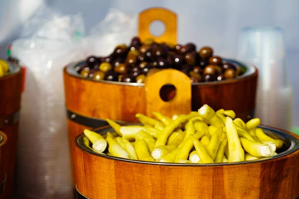 Černé Olivy Zelené Papriky Prodej Potravinářském Trhu — Stock fotografie