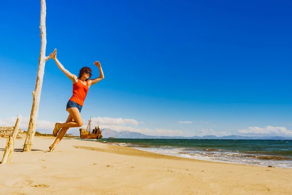 Travel Freedom Mature Tourist Woman Beach Enjoying Summer Vacation Old — Stock Photo, Image