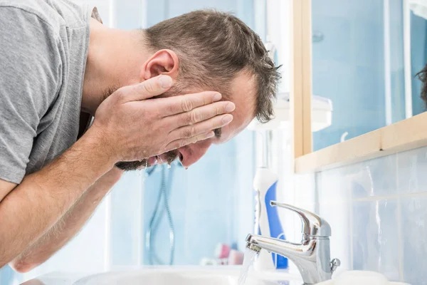 Homme Lui Éclaboussant Visage Lavant Prenant Soin Son Hygiène Personnelle — Photo