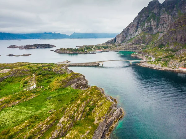 湖滨风景 有连接海岛的公路和桥梁 挪威奥斯特瓦格亚岛Henningsvaer村天气阴沉 — 图库照片
