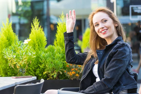 Mujer Sentada Lugar Urbano Relajante Esperando Mesa Restaurante Cafetería Aire — Foto de Stock