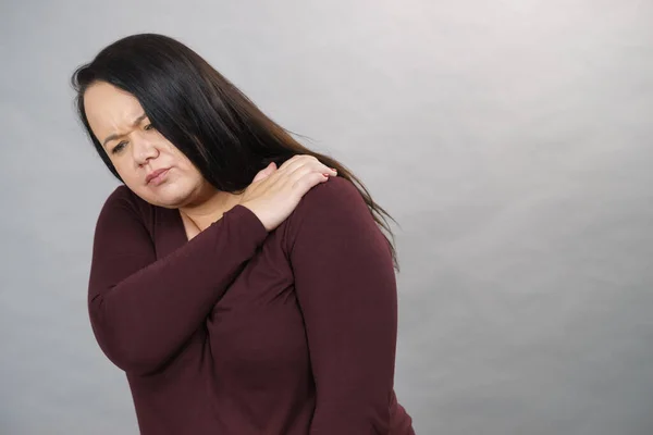 Femme Adulte Ressentant Douleur Épaule Femme Souffrant Douleurs Aux Bras — Photo