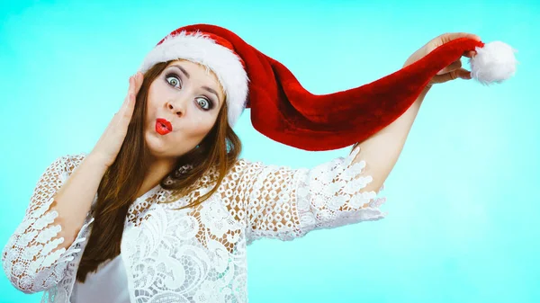 Забавная Счастливая Молодая Женщина Красной Шляпе Санта Клауса Развлекается Красивая — стоковое фото