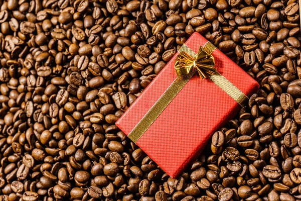 Red Small Gift Box Bow Roasted Brown Coffee Beans Background — Stock Photo, Image