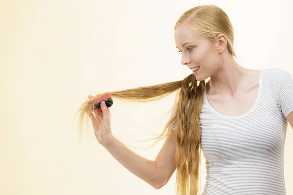 Chica Rubia Con Cepillo Peinándose Pelo Largo Chica Cuidando Refrescar — Foto de Stock