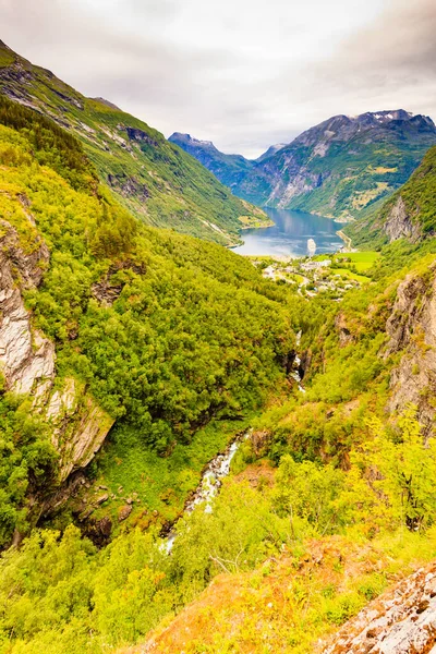 Geirangerfjord 与渡轮 Flydasjuvet 的观景台 挪威的看法 旅游目的地 — 图库照片