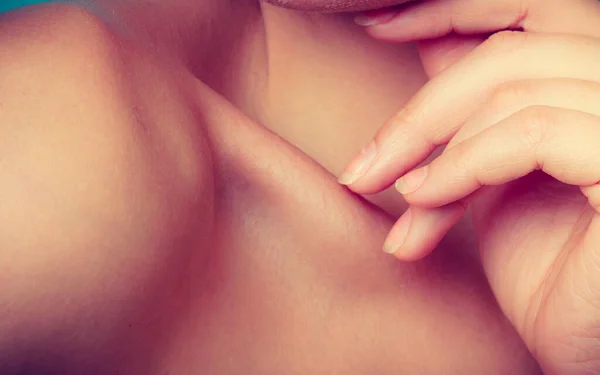 Jovem Segurando Mão Seu Ombro Close Tratamento Pele — Fotografia de Stock