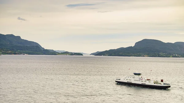 Paisagem Norueguesa Montanhas Colinas Fiorde Com Barco Balsa — Fotografia de Stock