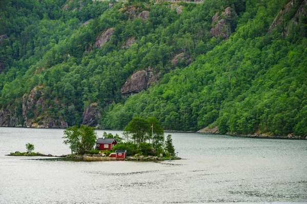 Paisaje Noruego Montañas Colinas Fiordo Con Casa Hito Rojo Isla —  Fotos de Stock