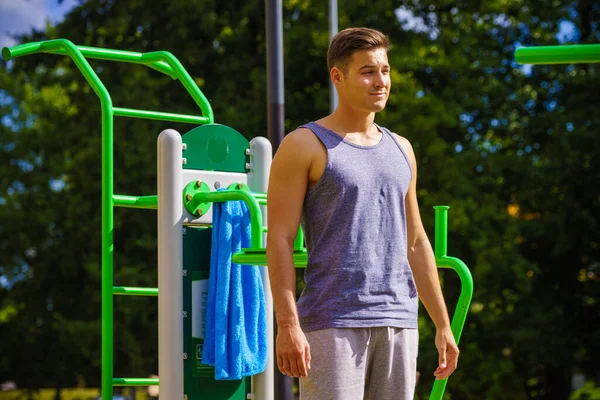 Ung Stilig Man Som Tränar Utomhusgym Allmän Park Sportig Kille — Stockfoto