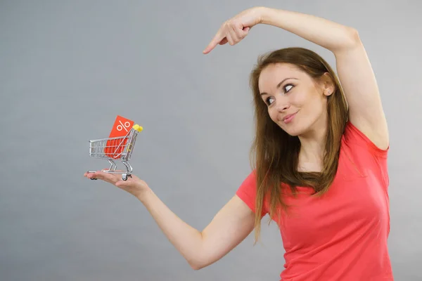 Mujer Feliz Disfrutando Ventas Asequibles Carro Carrito Compras Pequeño Con — Foto de Stock