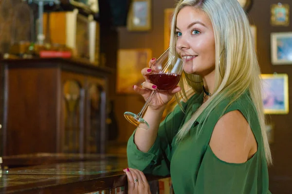 Ragazza Felice Con Bicchiere Alcol Nel Night Club Bancone — Foto Stock