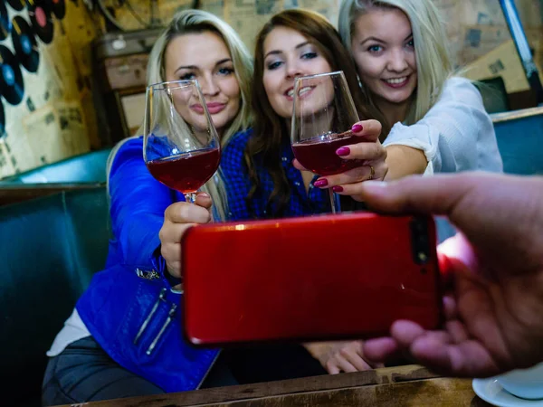Chicas Felices Mejores Amigos Beber Alcohol Club Nocturno Chismorrear Hablar —  Fotos de Stock