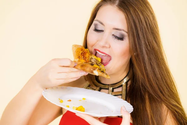 若い女性が熱い新鮮なピザスライスを食べる おいしいファーストフードの食事 イタリア料理の概念 — ストック写真