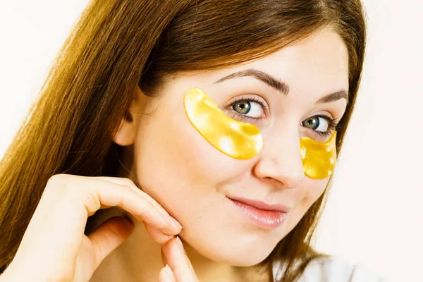 Mulher Jovem Aplicando Manchas Colágeno Dourado Sob Olhos Máscara Removendo — Fotografia de Stock