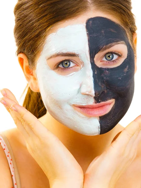 Žena Černou Hliněnou Maskou Půlce Obličeje Bílým Blátem Druhé Polovině — Stock fotografie