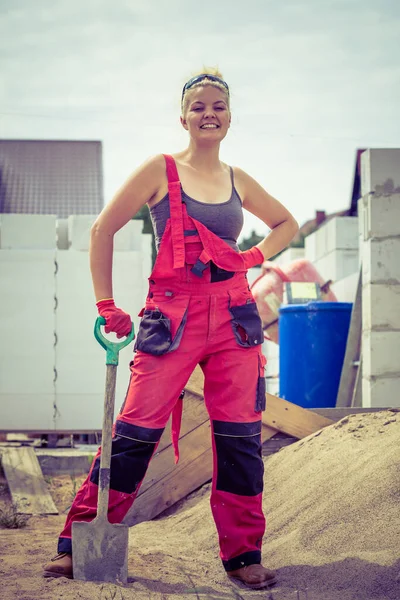 Vrouwelijke Werknemer Met Een Schop Industriële Bouwplaats Die Hard Werkt — Stockfoto