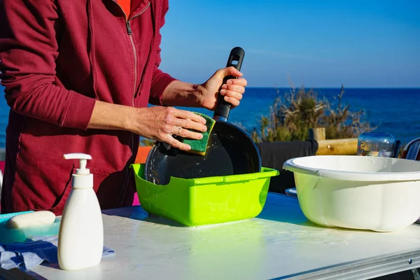 Mujer Madura Lavando Platos Tazón Aire Libre Lavavajillas Aire Libre —  Fotos de Stock