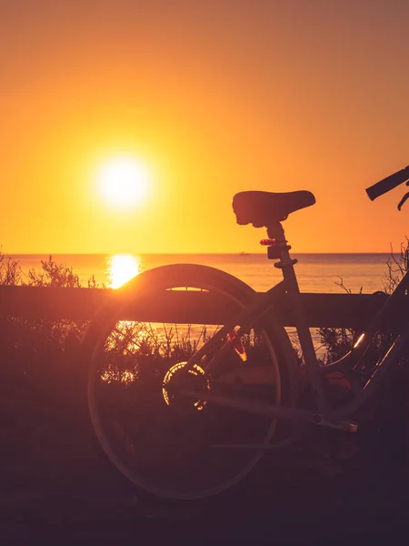 Rower Zewnątrz Zaparkowany Plaży Wieczorny Czas Zachody Słońca Niebo Wakacje — Zdjęcie stockowe