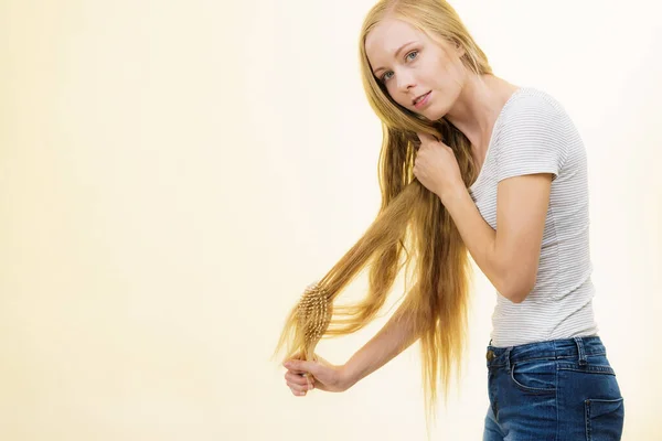 Blondýnka Kartáčem Česá Své Dlouhé Vlasy Dívka Pečující Osvěžující Její — Stock fotografie