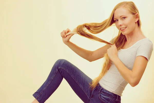 Femme Blonde Avec Brosse Peigner Ses Cheveux Très Longs Adolescente — Photo