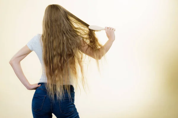 Blondynka Pędzlem Czesająca Bardzo Długie Włosy Nastolatka Kiepską Pielęgnacją Włosów — Zdjęcie stockowe