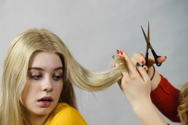 Penteado Corte Cabelo Jovem Barbeiro Feminino Segurando Tesoura Ferramenta Pronta — Fotografia de Stock