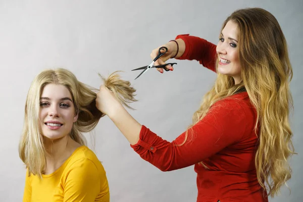 Kapsel Kapsel Jonge Vrouwelijke Kapper Met Schaar Klaar Haar Vrienden — Stockfoto