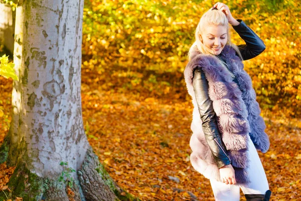 Kvinna Bär Fashionabla Outfit Konstgjord Päls Promenader Höstens Park — Stockfoto