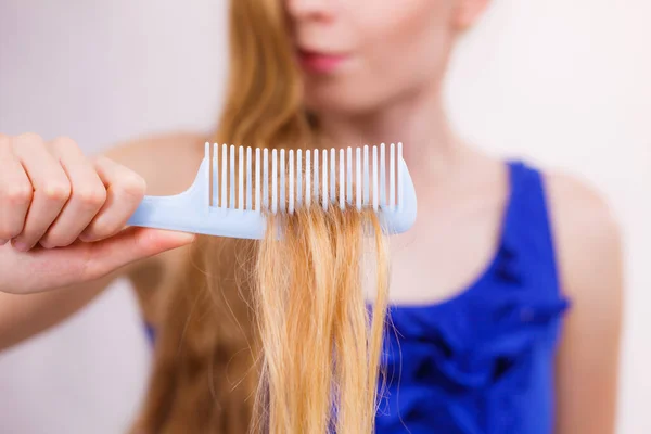 Péče Vlasy Blondýny Dívka Ukazuje Její Poškozené Suché Vlasy Končí — Stock fotografie