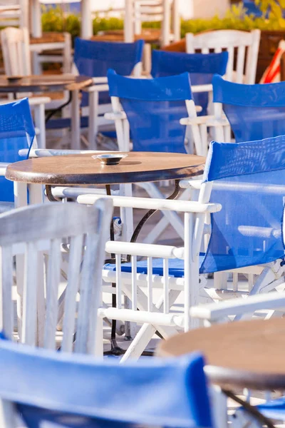 Mesa Blanca Azul Sillas Cafetería Abierta Restaurante Aire Libre Grecia —  Fotos de Stock