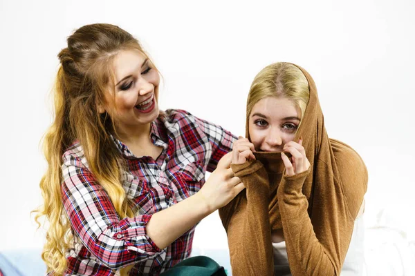 Dos Mujeres Felices Alegres Divirtiéndose Después Compras Recogiendo Ropa Armario —  Fotos de Stock