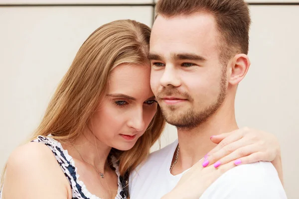 Datum Liefde Concept Blond Jong Vrouw Met Haar Vriend Buiten — Stockfoto