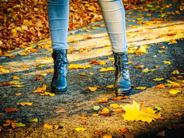 Неузнаваемая Женщина Тёплых Сапогах Осеннего Стиля Обувь Осенней Концепции Погоды — стоковое фото