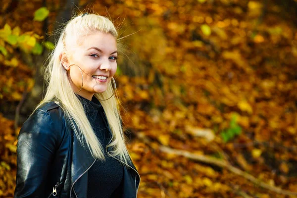 Blonde Frau Modischen Outfit Glückliches Weibchen Schwarzer Lederjacke Herbstlichen Park — Stockfoto