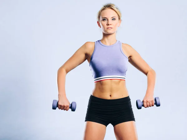 Mulher Desportiva Levantando Pesos Halteres Leves Fit Menina Exercitando Músculos — Fotografia de Stock