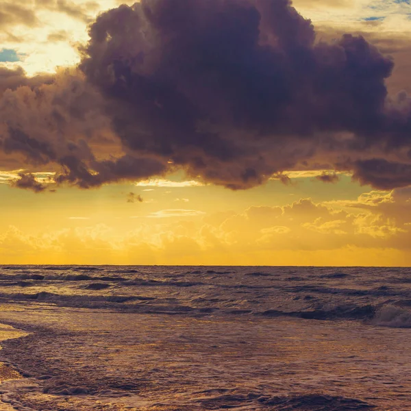 Prachtige Zeegezicht Avond Baltische Zee Zonsondergang Horizon Bewolkte Hemel Kalmeer — Stockfoto