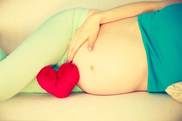 Mulher Grávida Futura Mãe Deitada Sofá Com Símbolo Amor Coração — Fotografia de Stock