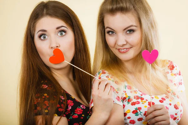 Duas Mulheres Felizes Segurando Coração Pau Divertindo Vestindo Camisetas Com — Fotografia de Stock