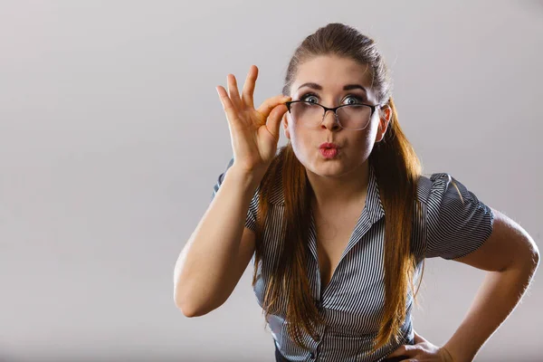 Retrato Cerca Una Mujer Negocios Feliz Con Anteojos Camisa Gris —  Fotos de Stock