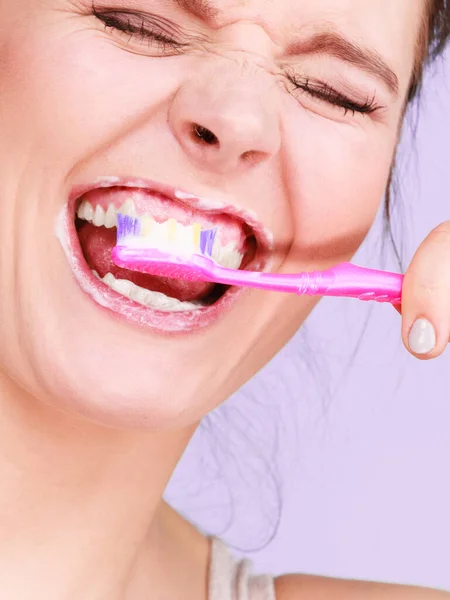 Femme Brossant Les Dents Une Fille Avec Une Brosse Dents — Photo