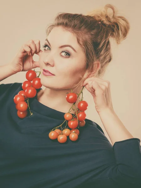 Concepto Verduras Alimentos Ecológicos Feliz Mujer Sonriente Positiva Sosteniendo Tomates —  Fotos de Stock