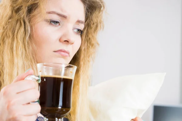 Zmęczona Kobieta Trzymająca Czarną Kawę Pośpiesz Się Zanim Pójdziesz Pracy — Zdjęcie stockowe