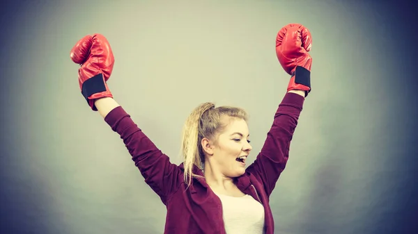Mujer Deportiva Que Usa Guantes Boxeo Rojos Lucha Ganadora Estar — Foto de Stock