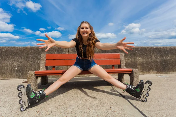 Vrolijke Vrolijke Jonge Vrouw Draagt Rolschaatsen Ontspannen Een Lange Rit — Stockfoto