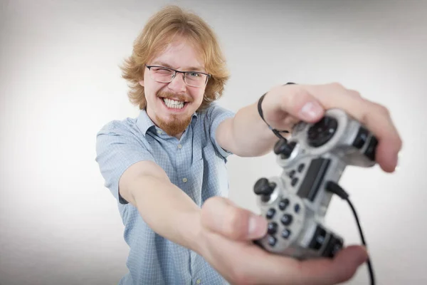 Nerd Geek Jovem Adulto Homem Jogando Console Vídeo Segurando Almofada — Fotografia de Stock